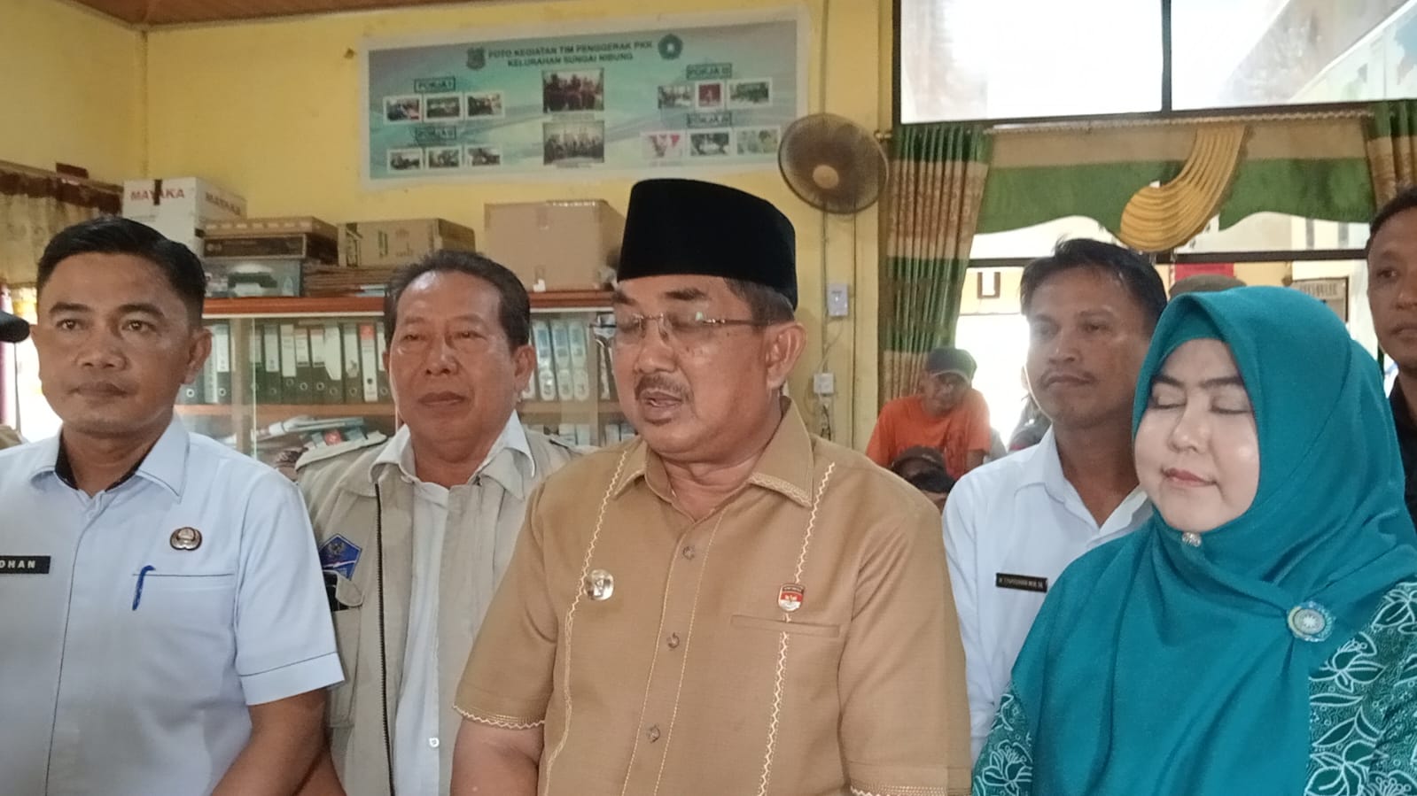 Salurkan Bantuan ke Korban Bencana, Bupati Tanjabbar Ingatkan Potensi Hujan dan Angin Kencang Masih Terjadi 
