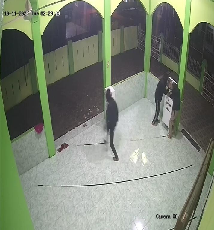 Mencuri Kotak Amal Masjid, Tiga Pelaku Terekam CCTV