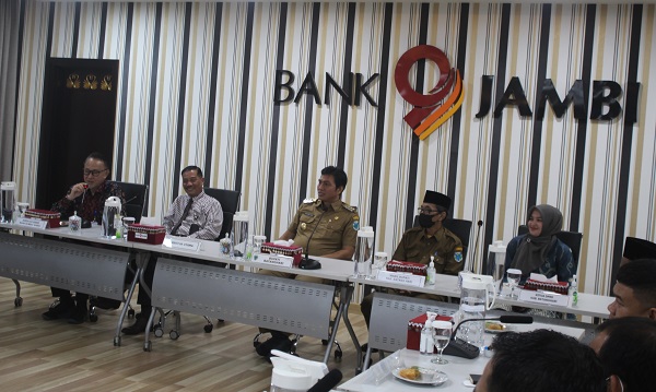 Penandatangan Perjanjian Kredit Sindikasi, antara Kabupaten Batanghari, Bank Jambi dan Bank Sumsel-Babel