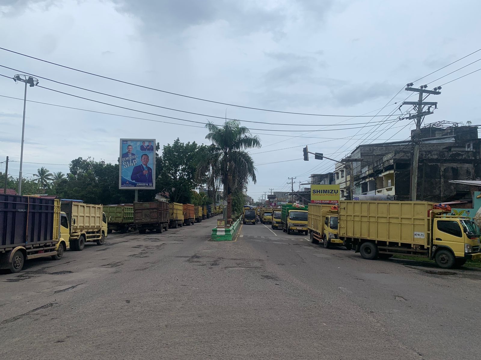 Macet Akibat Angkutan Batu Bara di Batanghari Tak Kunjung Selesai,  Masyarakat Geram, OKP Ancam Blokir Jalan 
