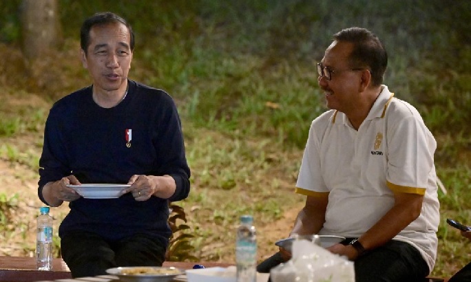 Menikmati Malam di IKN, Presiden Jokowi Santap Nasi Goreng