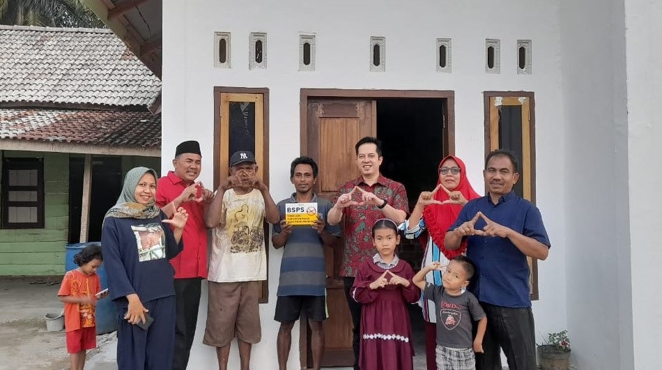 Ihsan Yunus Salurkan Puluhan Bantuan Bedah Rumah Untuk Masyarakat Jambi 