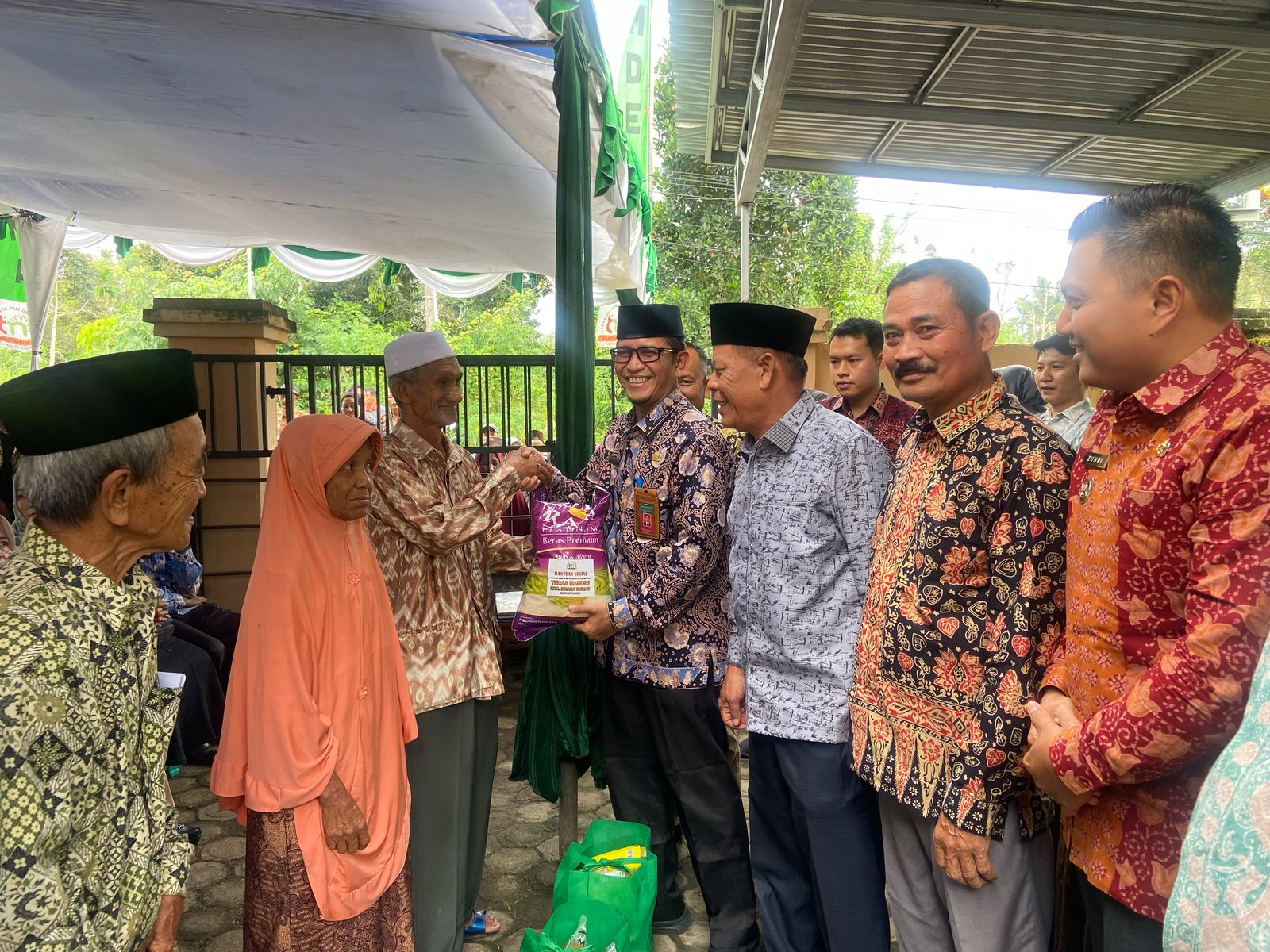 Salurkan Ratusan Sembako Gratis, Pemkab Batanghari Apresiasi Bumdesma Lkd Teras Mandiri Kecamatan Muara Bulian