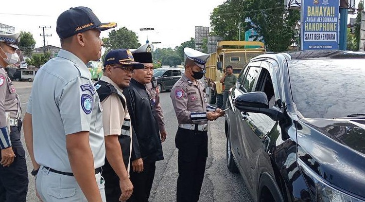 Puluhan Kendaraan yang Terjaring Razia Bayar Pajak Ditempat