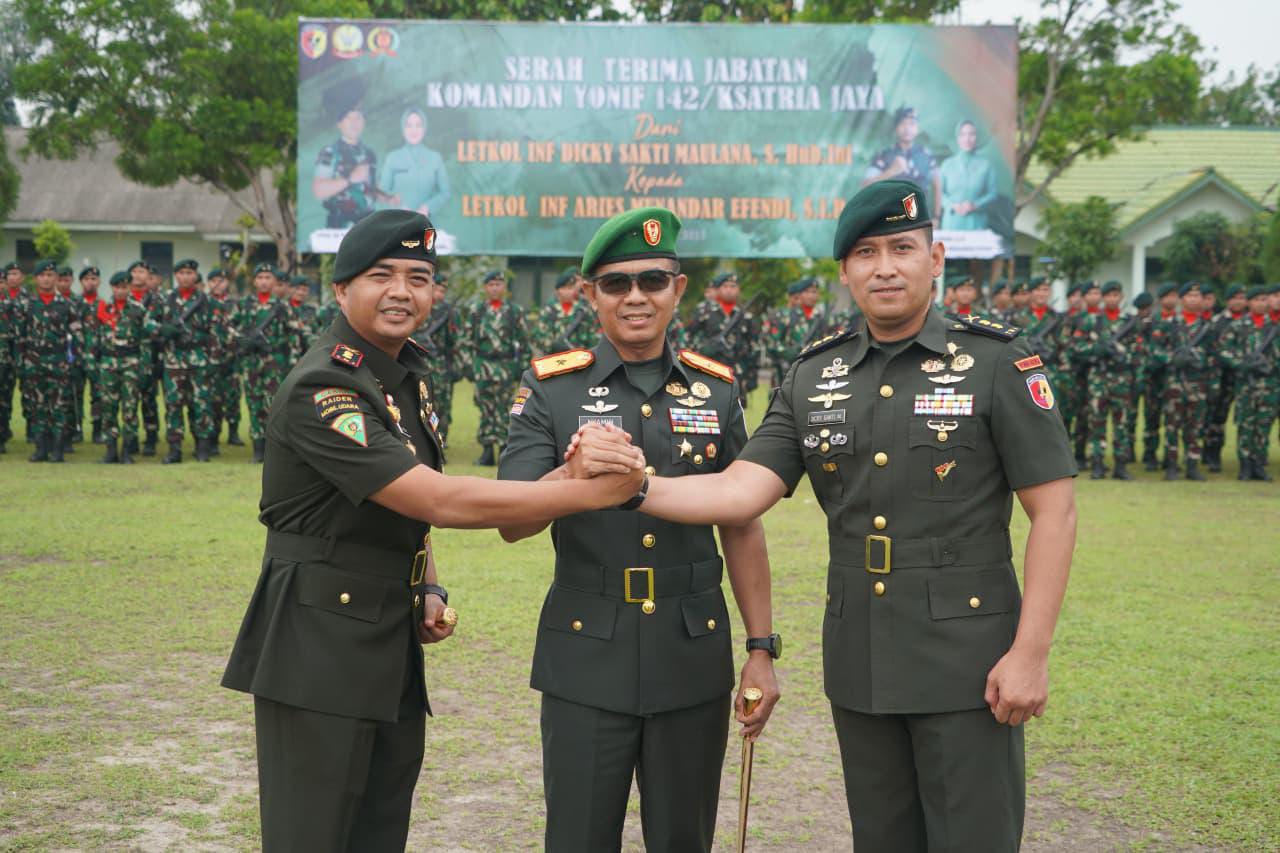 Tongkat Komando Yonif 142/Ksatria Jaya Resmi Berganti