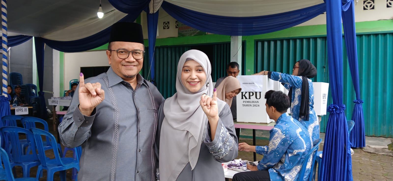 Romantis! Dr.Maulana Bersama Istri Menyalurkan Suara di TPS 01,Ajak Warga Jambi Tentukan Masa Depan Kota Jambi