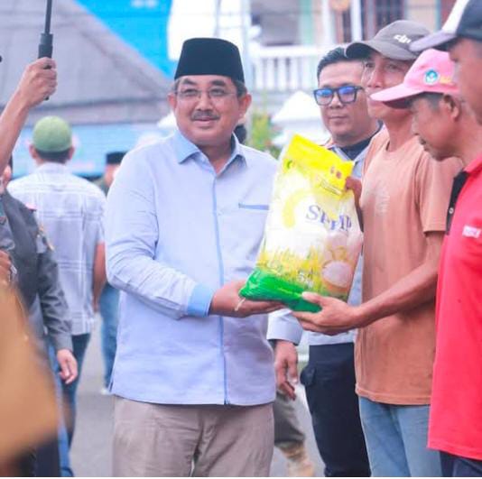 Bupati Tanjab Barat Salurkan Bansos Bagi Abang Becak, Ojol, dan Tukang Gerobak dalam Peringatan Hari Perumahan