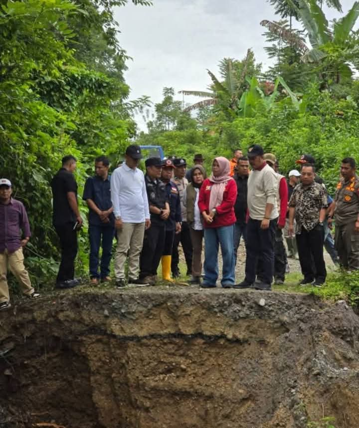 Tiba di Kerinci, Bupati Monadi dan Wabup Langsung Pantau Jalan Putus dan Longsor  