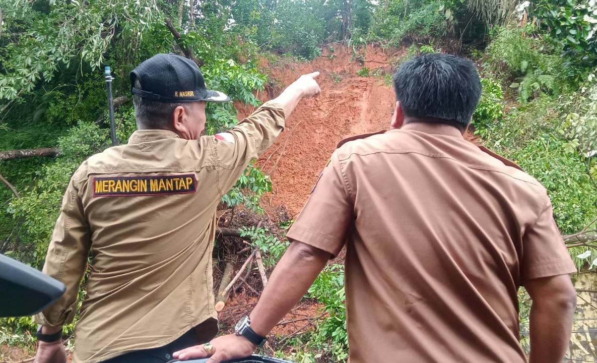 Usai Hujan Lebat, Bupati Merangin H Mashuri Pantau Titik Longsor