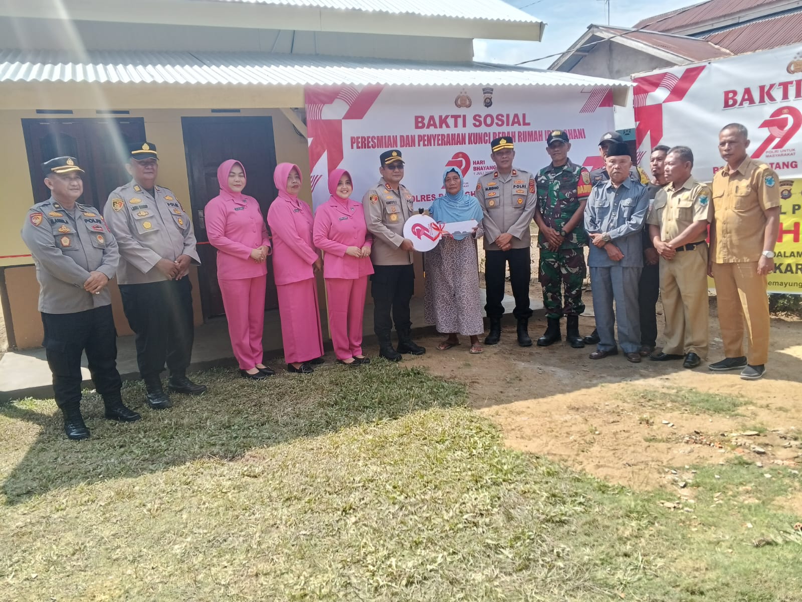 Kapolres Batang Hari Resmikan dan Serahkan Kunci Bedah Rumah Ibu Rohani 