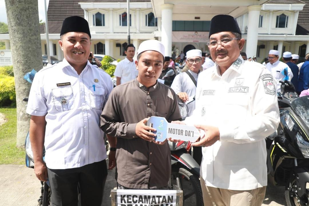 Bupati Tanjung Jabung Barat Serahkan 59 Motor Dinas bagi Da’i Desa dan Kelurahan