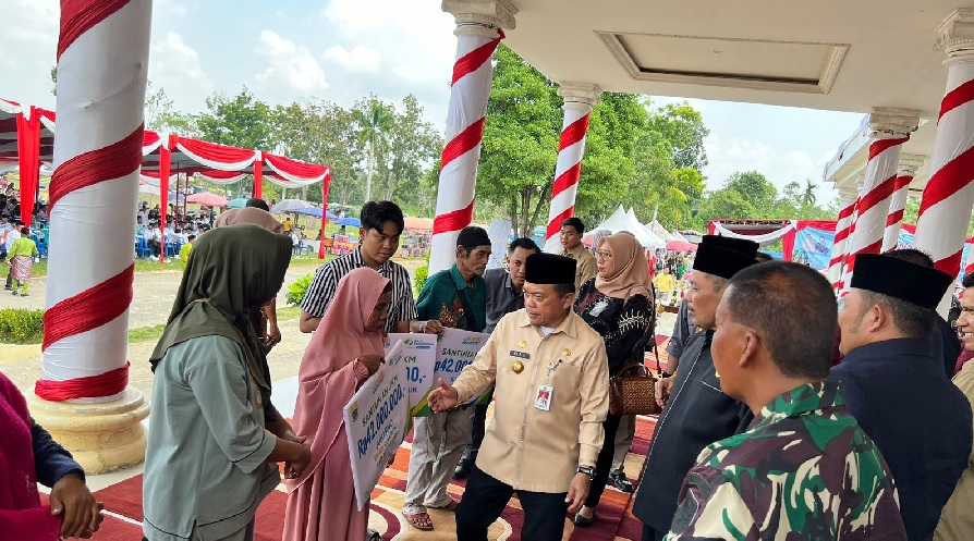 Gubernur Jambi Serahkan Santunan BPJS Ketenagakerjaan pada Acara Pelantikan Kepala Desa