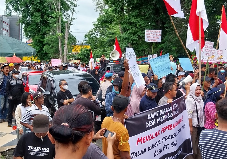 Warga Aur Kenali Demo Tolak Stockpile Batu Bara PT SAS, Gubernur Al Haris: Izin Kewenangan di Pusat