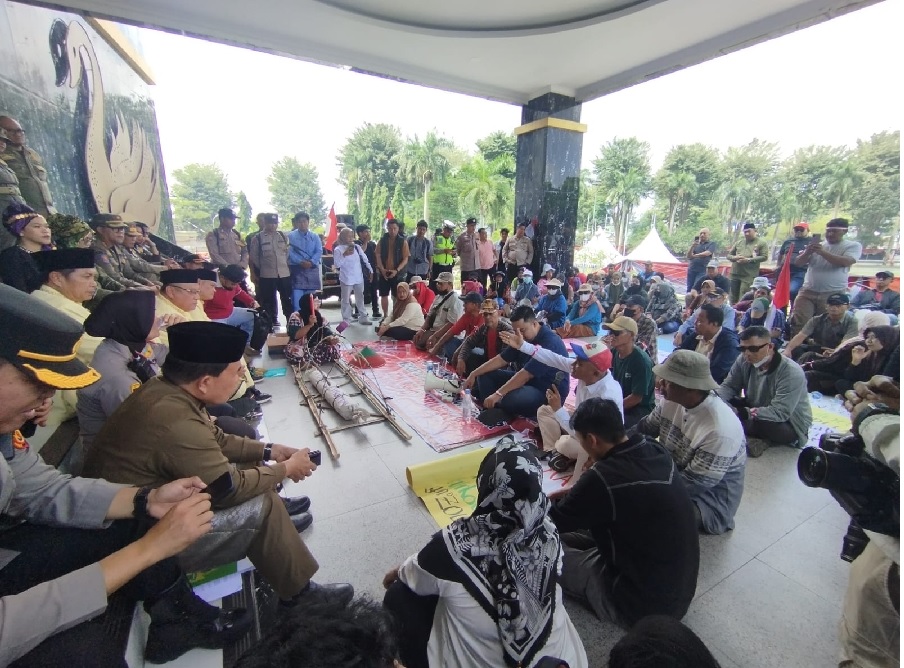Warga Bawa Pocong dan Ancam Blokir Pertamina
