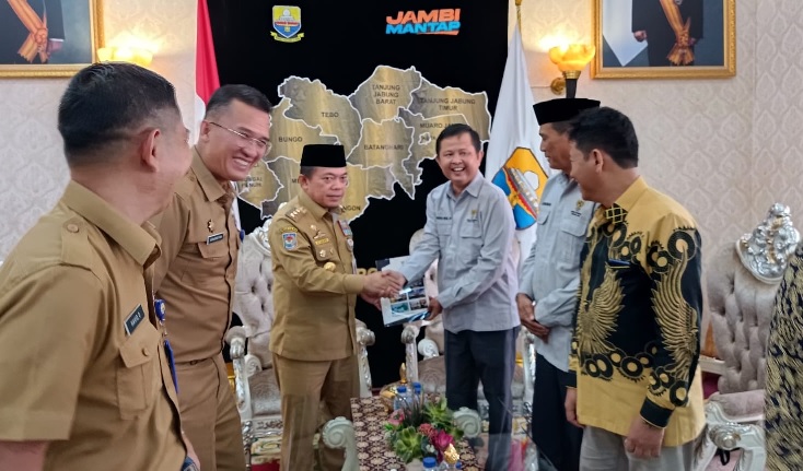 Didampingi Kadis Kominfo, KI Jambi Serahkan Laporan Tahunan Ke Gubernur  