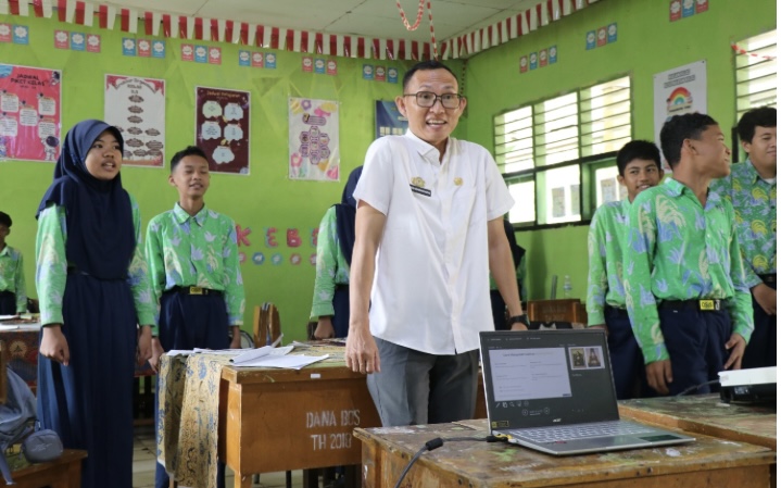 Mr. Dedi, Guru Bahasa Inggris yang Membawa Kelasnya Penuh Semangat