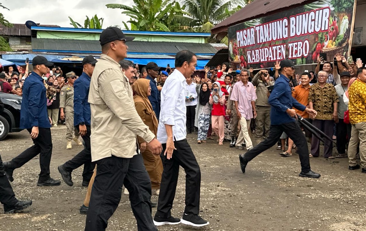 Kunjungi Pasar Tanjung Bungur, Warga Tebo Antusias Ingin Bertemu Presiden Jokowi