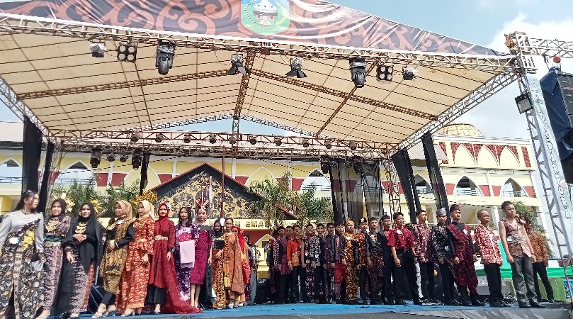 Tanamkan Kecintaan Terhadap Batik Khas Daerah, Disparpora Gelar Fashion Show Batik