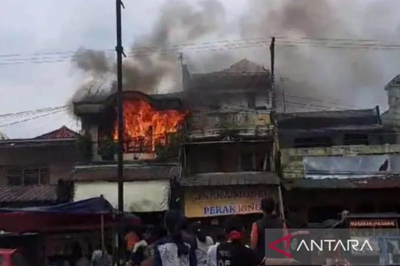 Kebakaran Hebat di Toko Mebel Ciranjang Api Berkobar 3 Jam