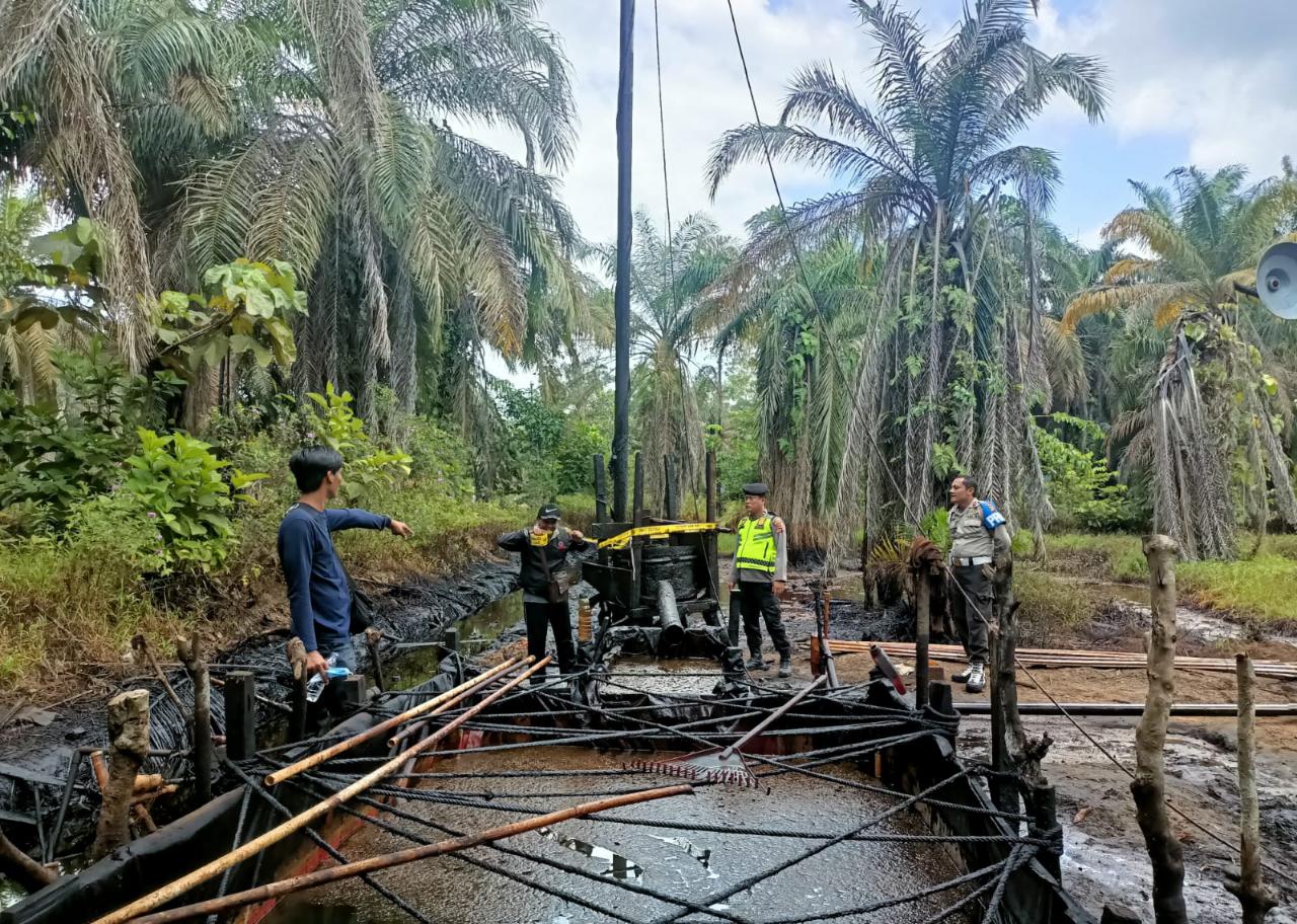 Polda Jambi Amankan 4 Pelaku Tambang Minyak Ilegal di Muaro Jambi 