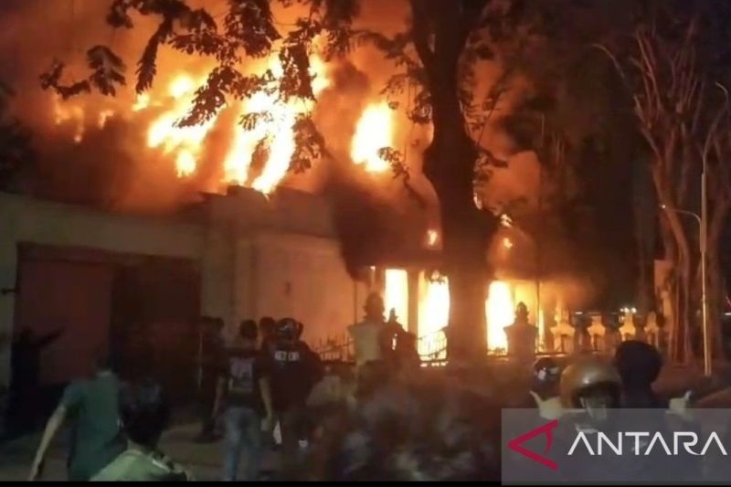 Gedung Negara Grahadi Surabaya Sisi Barat Dibakar Massa