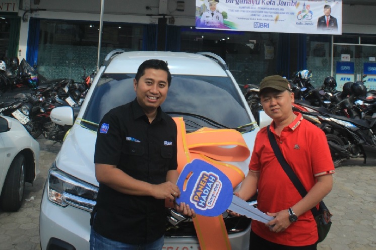 BRI Kanca Abunjani Sipin, Serahkan Hadiah Grandprize 1 Unit Mobil Suzuki XL7 Zeta MT kepada Pemenang