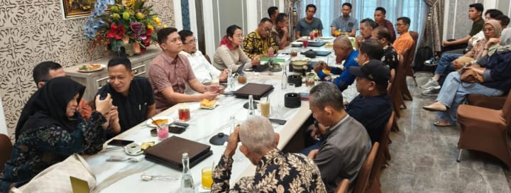 Ketua dan Waka I DPRD Provinsi Jambi Dialog Bersama PT SAS dan Warga Terdampak
