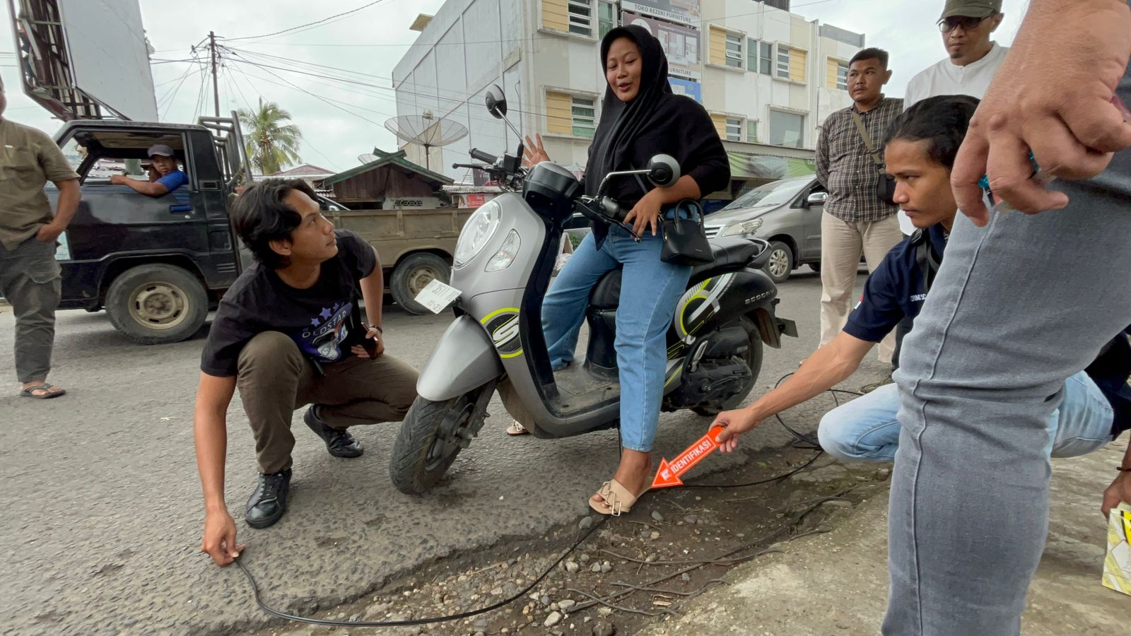 Wanita Muda Tewas Tersengat Listrik di Jalan, Polisi Lakukan Pra-rekonstruksi di TKP 