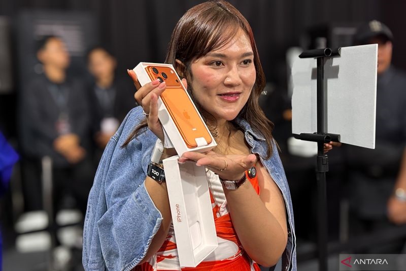 RESMI! iPhone 17 Meluncur di Indonesia, Ini Dia Pembeli Pertama di iBox Indonesia