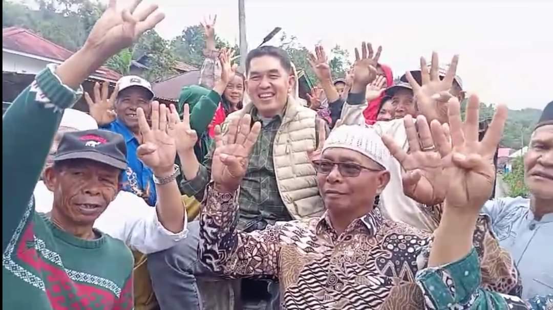 Blusukan di Pasar Selampaung Pedagang dan warga Sampaikan Harapan ke Deri-Aswanto