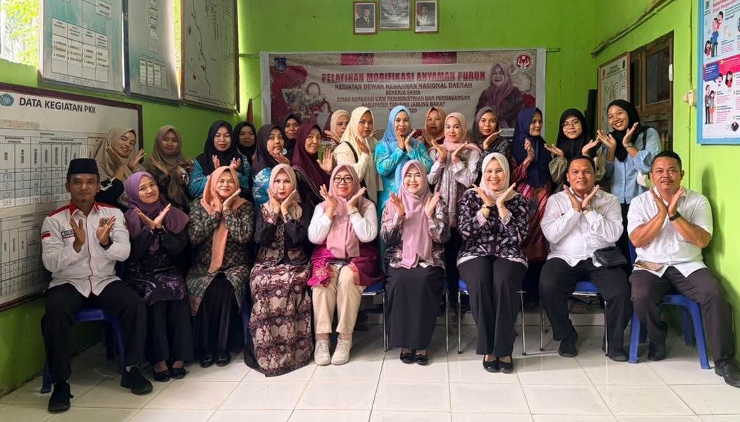 Ketua Dekranasda Tanjab Barat Buka Pelatihan Modifikasi Anyaman Purun untuk Dorong Ekonomi Keluarga