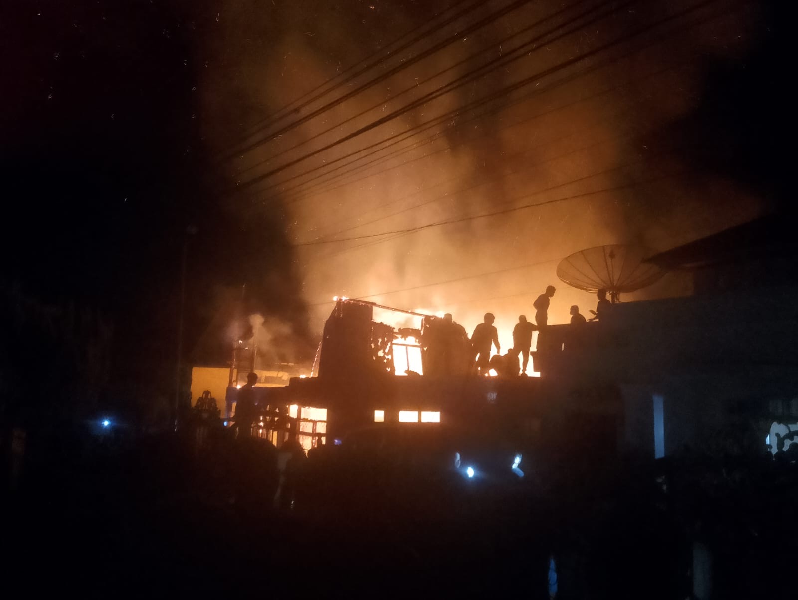 5 Armada Damkar Diterjunkan, Kebakaran Rumah Ortu Eks Pj Bupati Kerinci 
