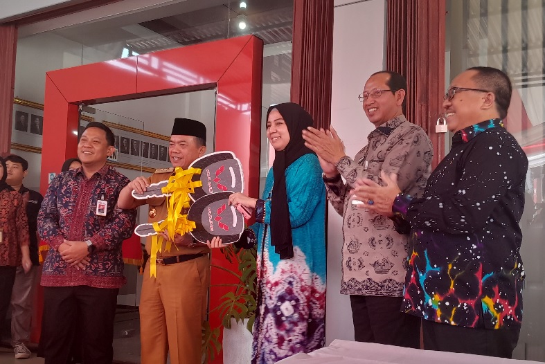 BEI Jambi Serahkan Dua Ambulance Kepada Pemerintah Provinsi 