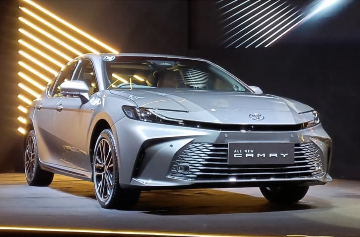 Membandingkan Prius Bekas vs Camry Hybrid Bekas, Mana yang Paling Pas untuk Anda?