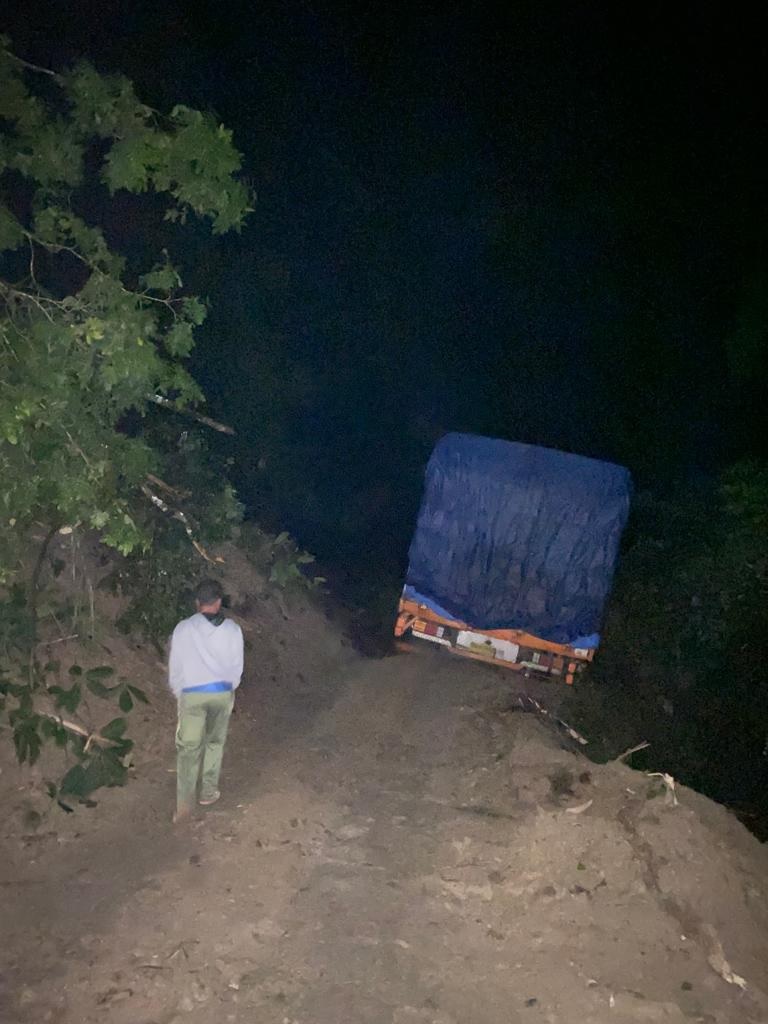 Tertimbun Longsor Jalan Sungaipenuh-Tapan Lumpuh 