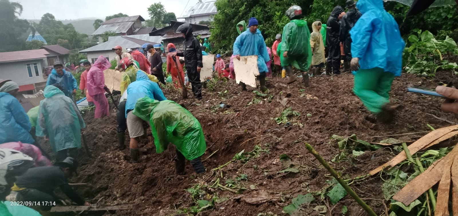 Rumah Warga Diterjang Longsor di Kayu Aro, Satu Orang Tertimbun Dikabarkan Meninggal