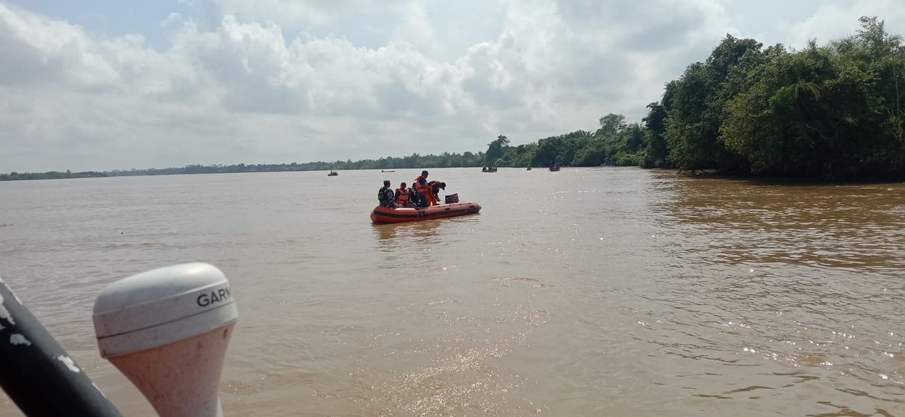 Kapal Bermuatan Bibit Sawit Tenggelam di Rantau Rasau Dua ABK Belum Ditemukan