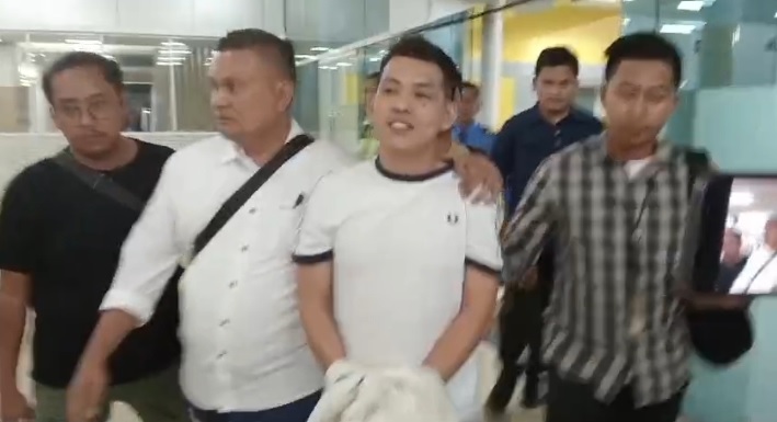 Dengan Tangan Terborgol dan Dikawal Petugas Ko Apex Tiba di Bandara Sultan Thaha Jambi 