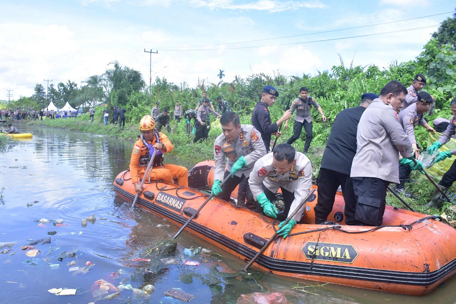 Bersihkan Aliran Sungai di Kuala Tungkal, Kapolda Ajak Masyarakat Jaga Lingkungan 