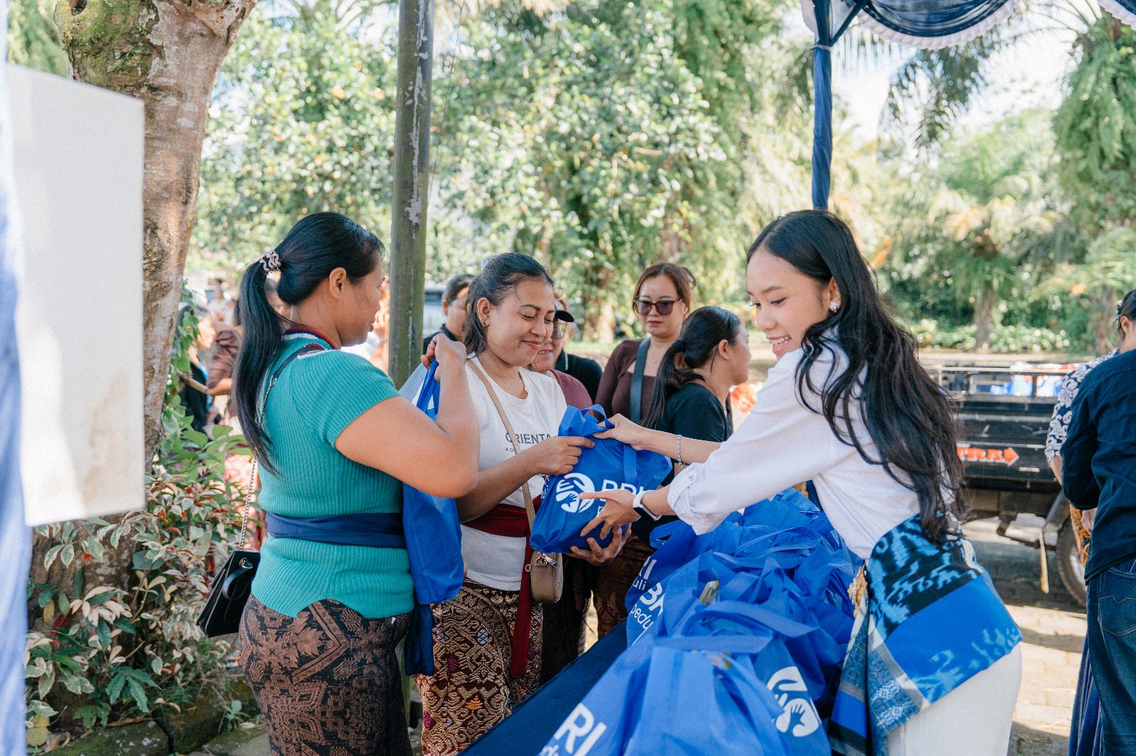 BRI Salurkan 2.000 Paket Sembako untuk Warga Bali