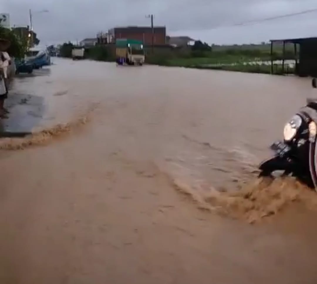 BREAKING NEWS: Banjir Parah di Sungai Penuh, Ada Kendaraan Terbawa Arus