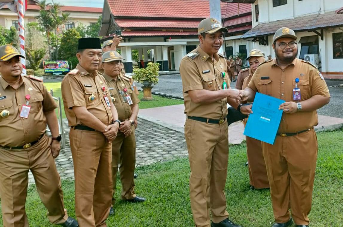 Wabup dan Sekda Merangin Serahkan SK ASN