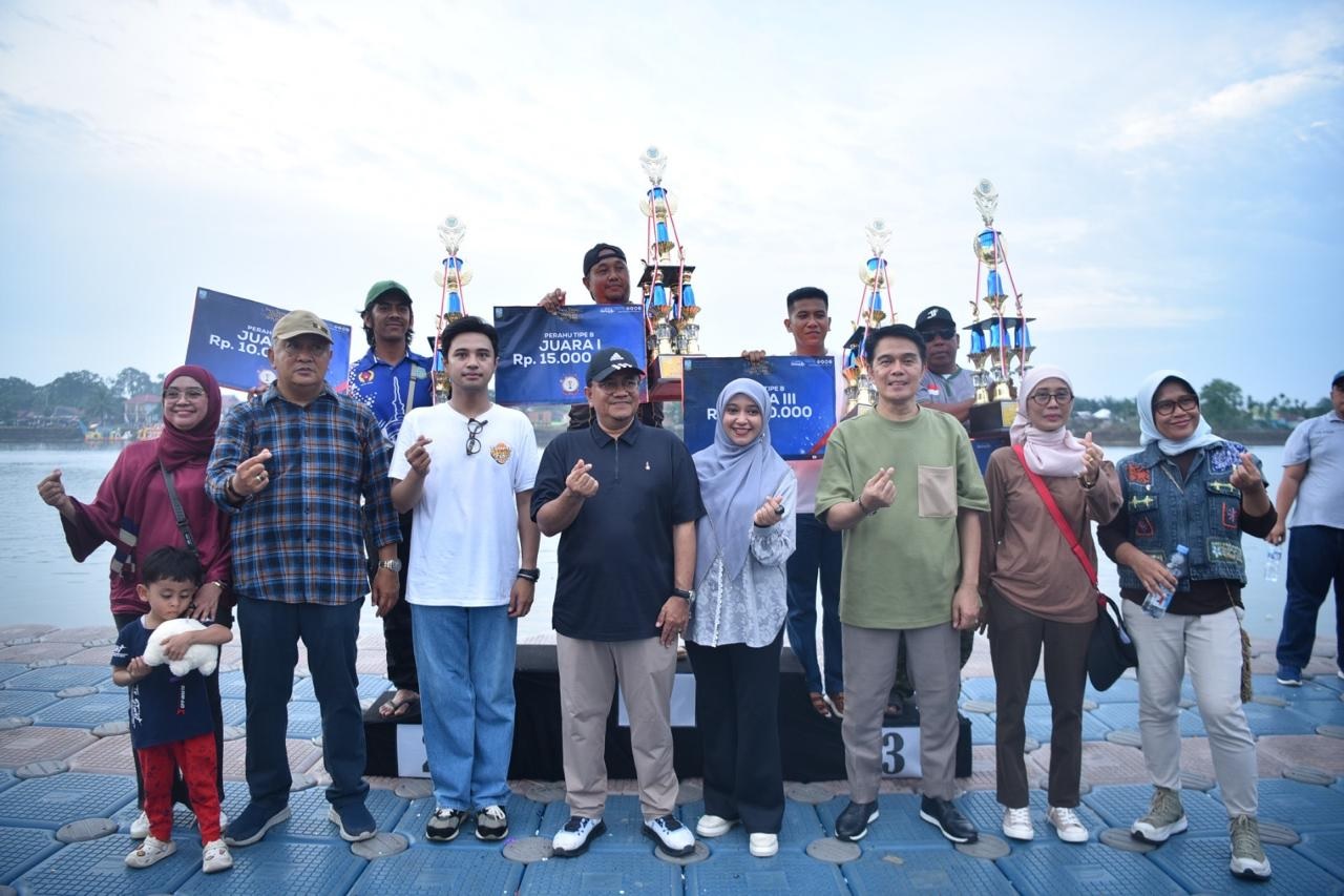 Tradisi dan Prestasi Berpadu di Danau Sipin : Lomba Pacu Perahu Meriahkan HUT Kota Jambi