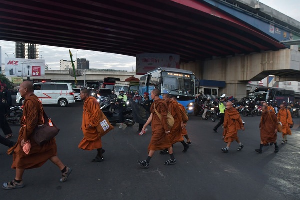 Merayakan Waisak 32 Biksu Jalan Kaki Dari Thailand Ke Candi Borubudur