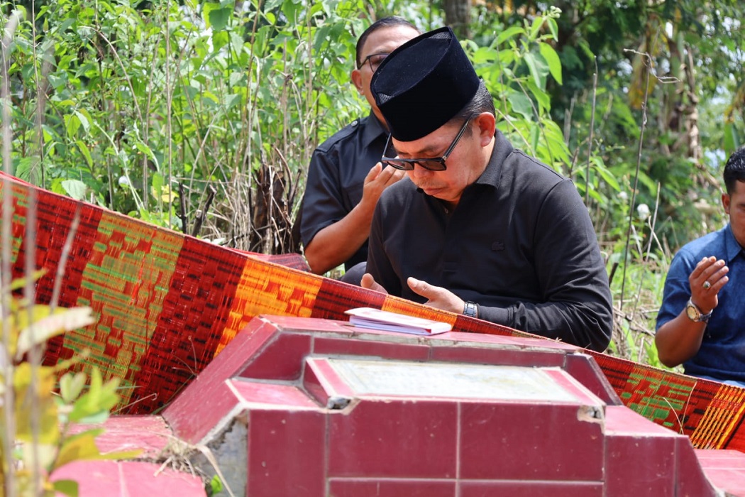 Sebelum Daftar KPU, Bacawako Ahmadi Ziarahi Makam Sang Ayah