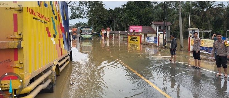 Air Sungai Pengabuan Meluap, Jalintim KM 121 Merlung Macet Panjang