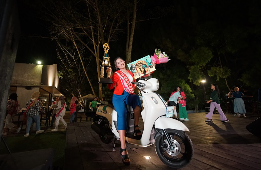 Jessica Menangis Haru Saat Dinobatkan sebagai Duta Fazzio Provinsi Jambi 2022 dengan Hadiah Motor Yamaha
