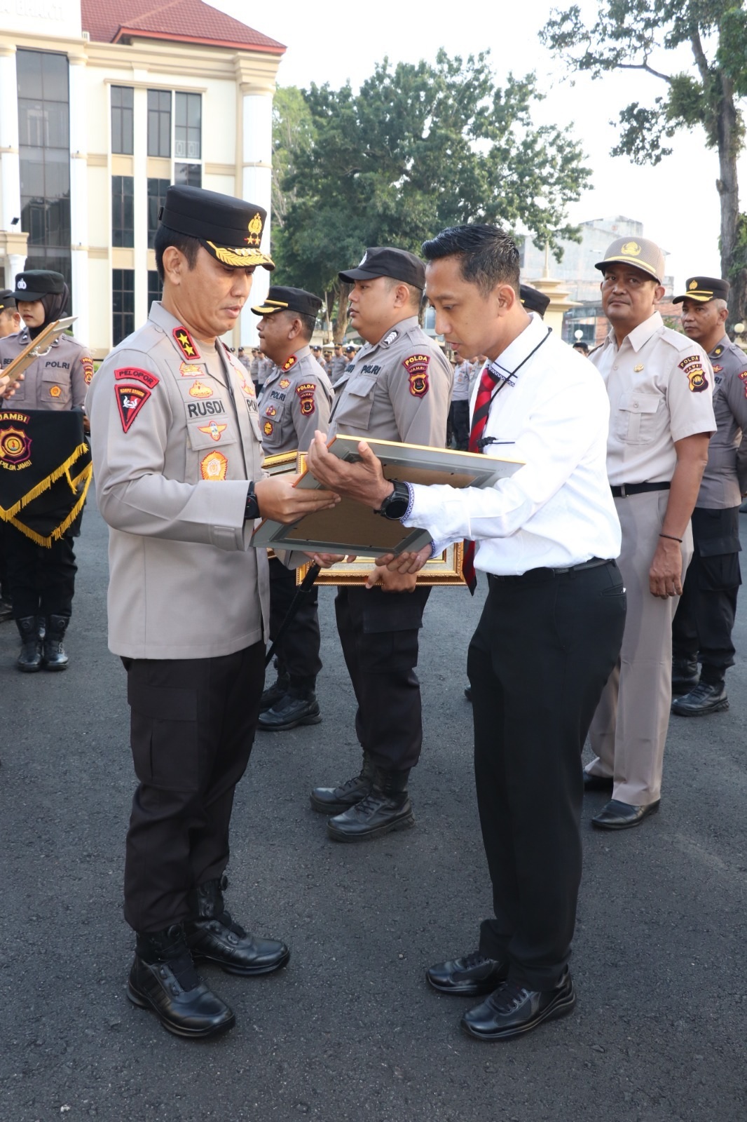 Kapolda Jambi Berikan Penghargaan Kepada yang Berprestasi 