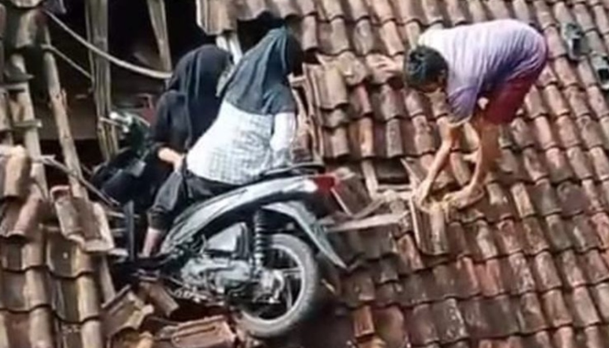 Penyebab 2 Remaja 'Terbang' ke Atas Atap Genteng Saat Naik Sepeda Motor