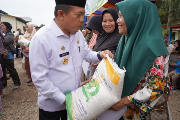 Salurkan Bantuan Pangan, Al Haris: Sangat Membantu Kendalikan Inflasi dan Pasca Bencana